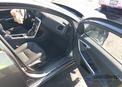 2017 Volvo V60 T5 Premier z USA, uszkodzony, nr VIN YV140MEK6H1373045